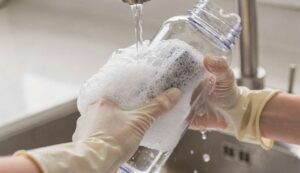 Darum ist es wichtig, Ihre Trinkflasche gründlich zu reinigen (und so geht es richtig)